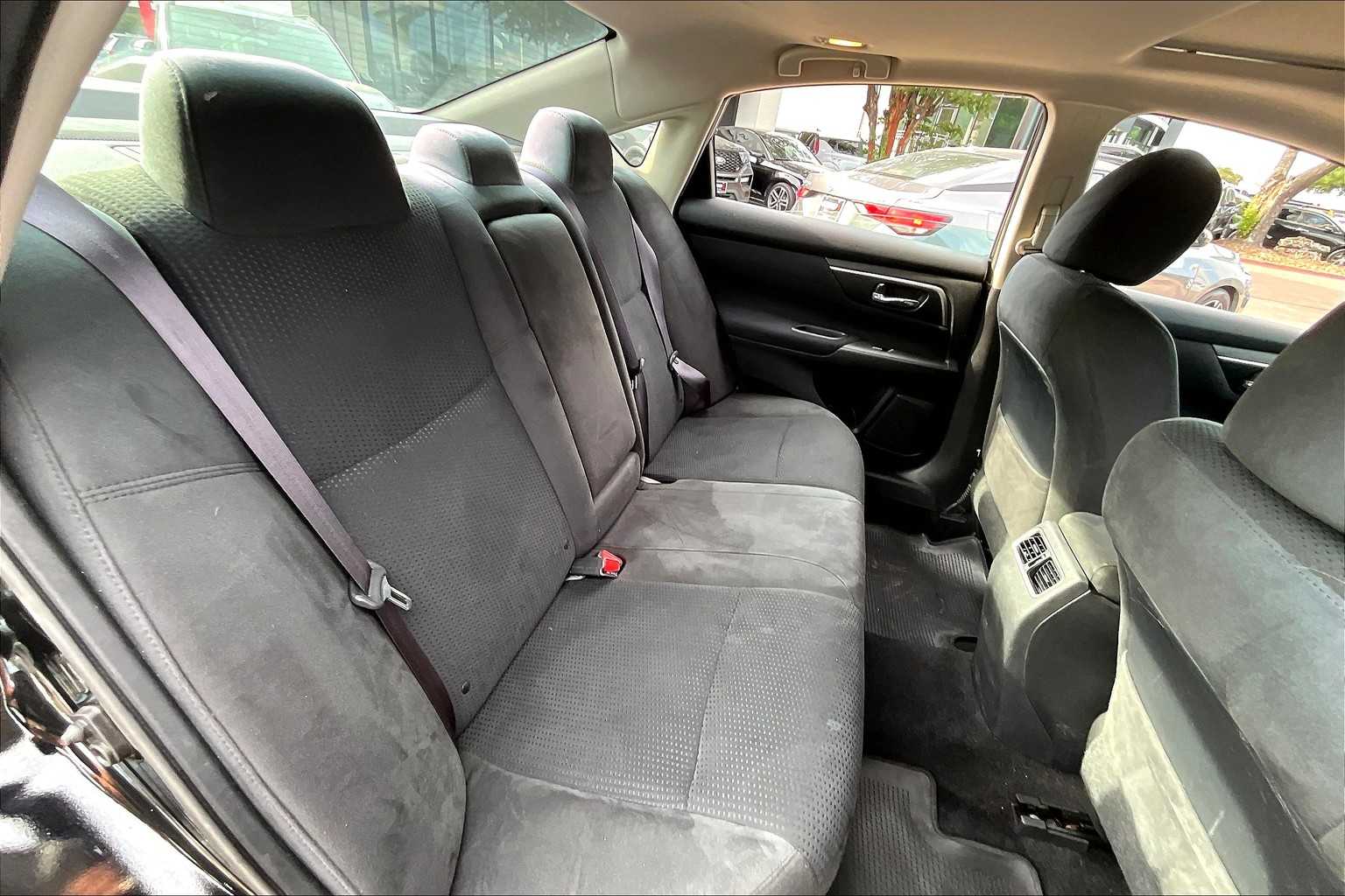 2015 Nissan Altima 2.5 SV Image 9 of 34