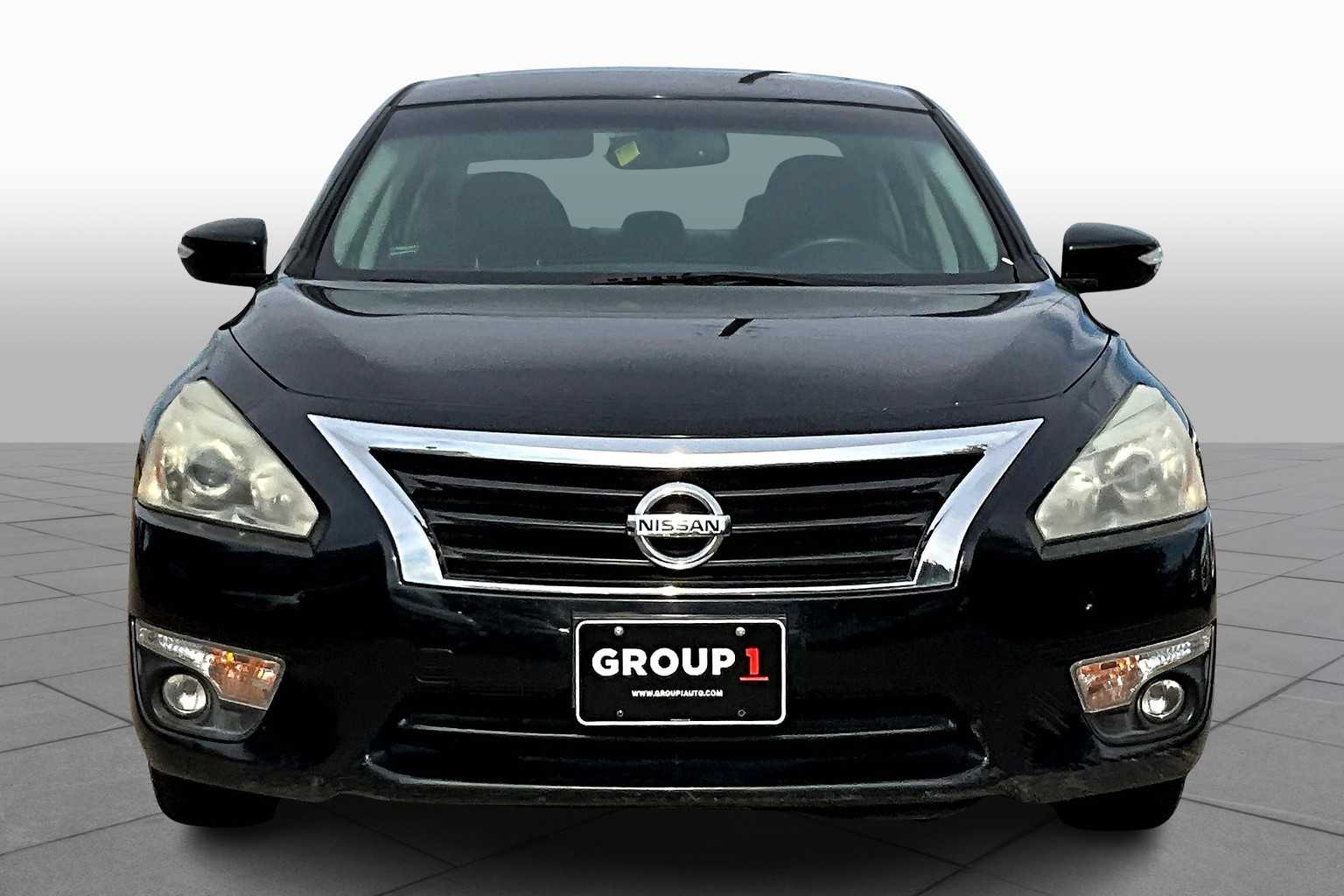 2015 Nissan Altima 2.5 SV Image 2 of 34
