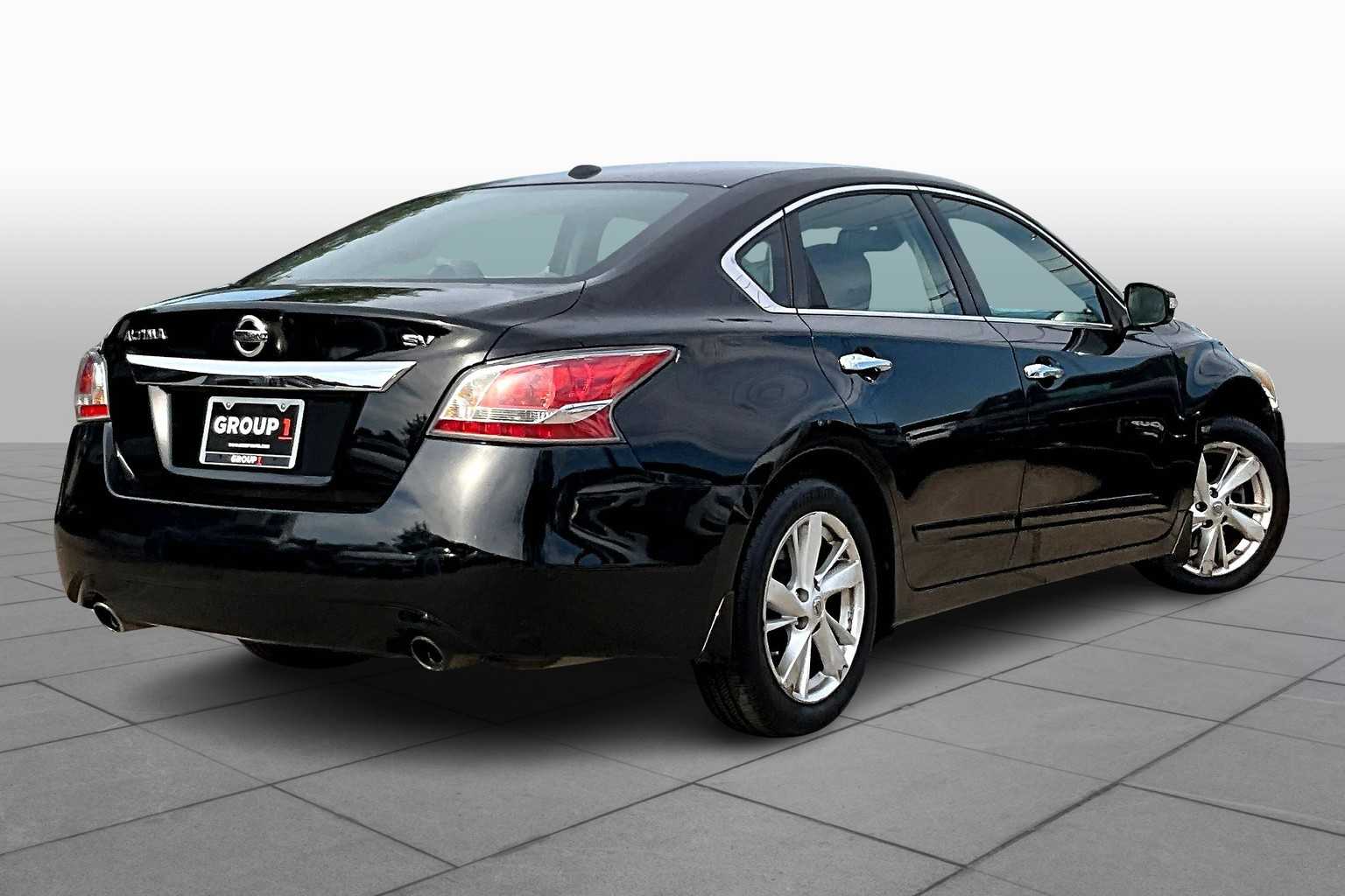 2015 Nissan Altima 2.5 SV Image 4 of 34