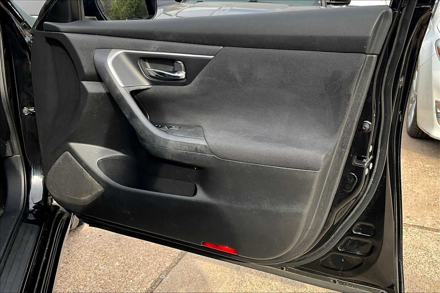 2015 Nissan Altima 2.5 SV Image 22 of 34