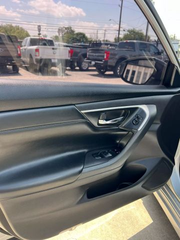Vehicle image 18 of 33