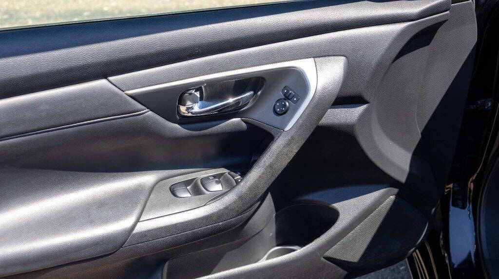 2015 Nissan Altima 2.5 S Image 25 of 30