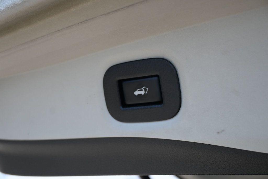Vehicle image 18 of 19