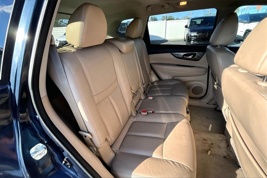 Vehicle image 27 of 33