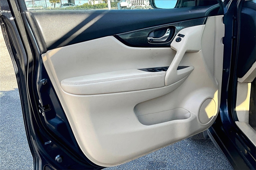 Vehicle image 23 of 33