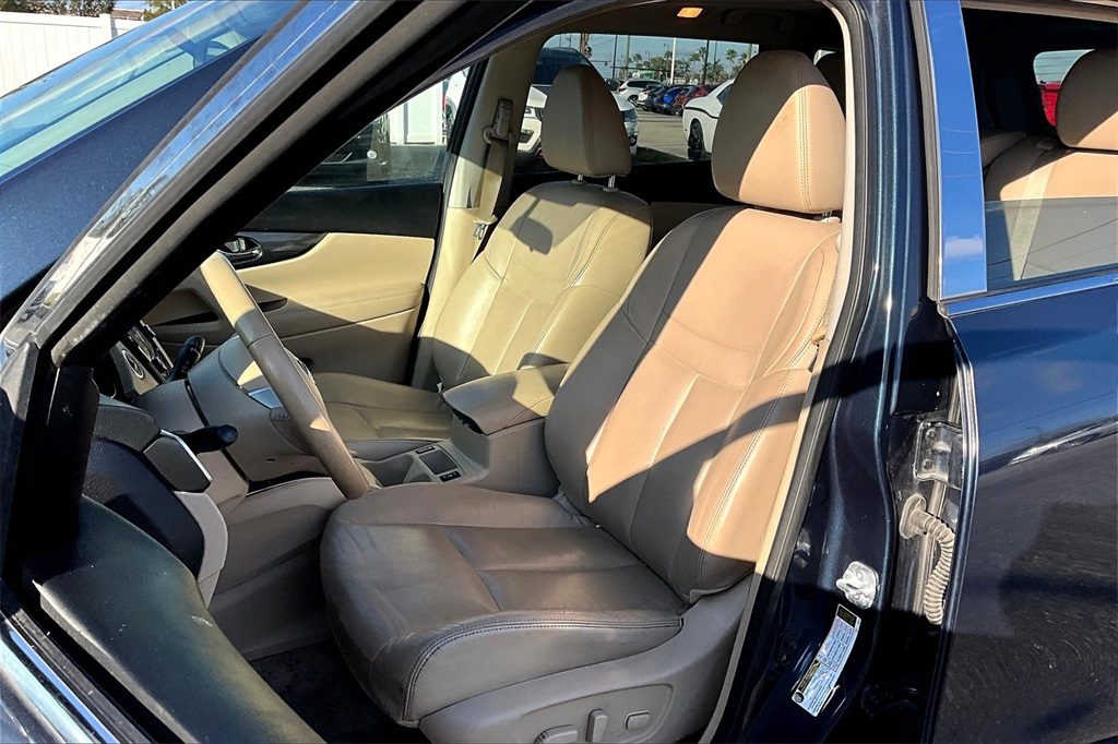 Vehicle image 25 of 33
