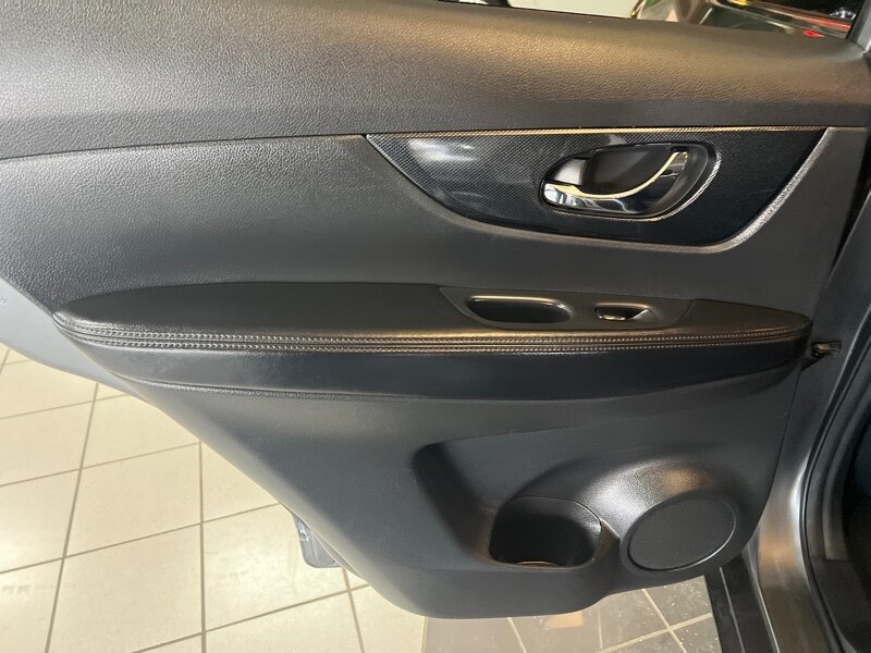 Vehicle image 28 of 44