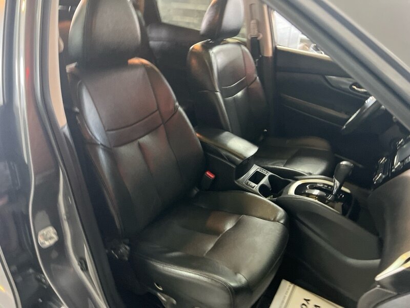 Vehicle image 33 of 44
