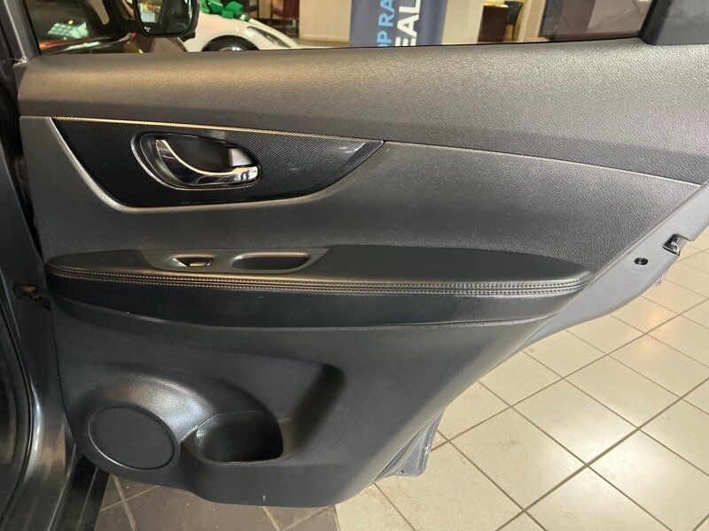 Vehicle image 31 of 44