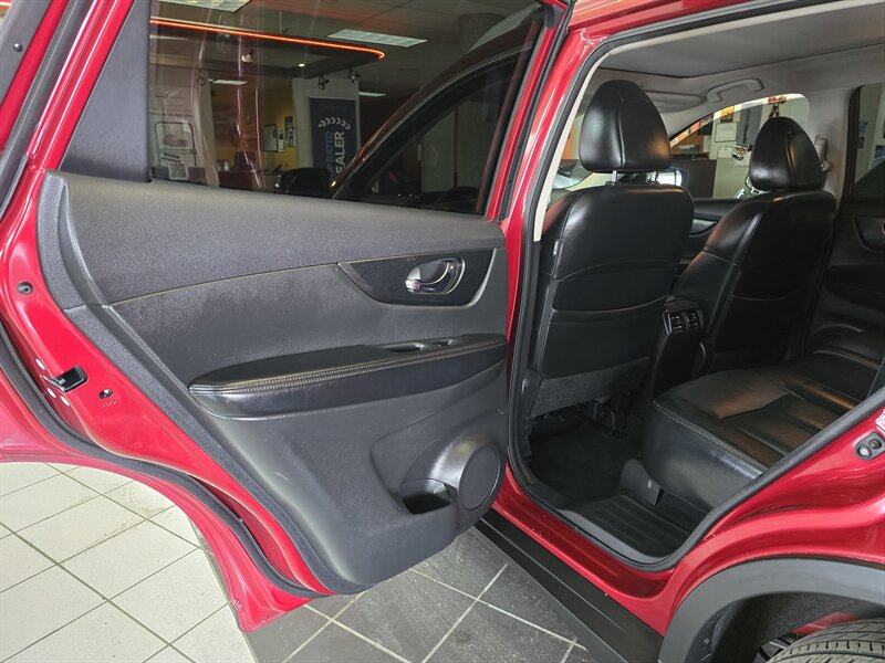 Vehicle image 11 of 44