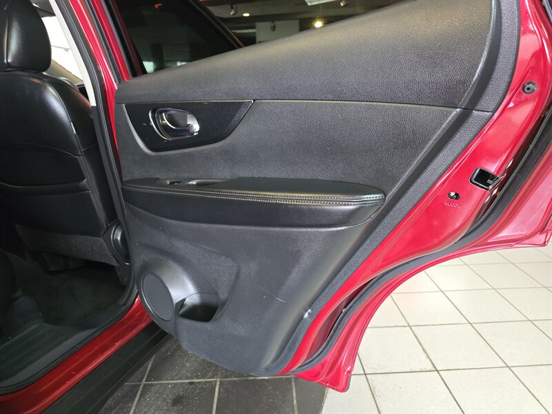 Vehicle image 16 of 44