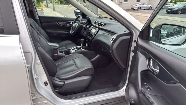 Vehicle image 25 of 32