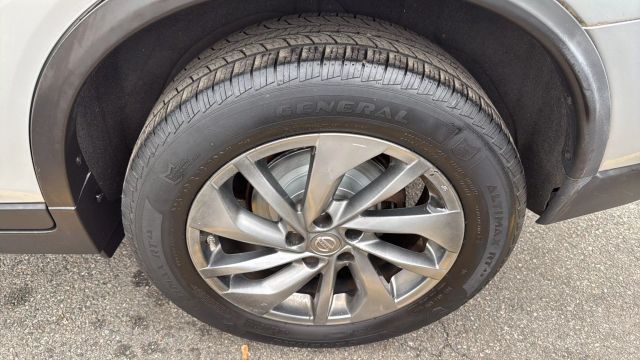 Vehicle image 9 of 32