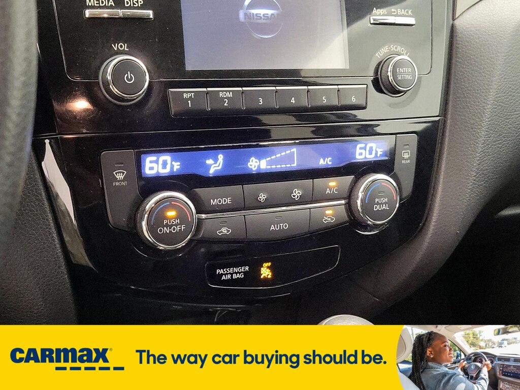 Vehicle image 21 of 29