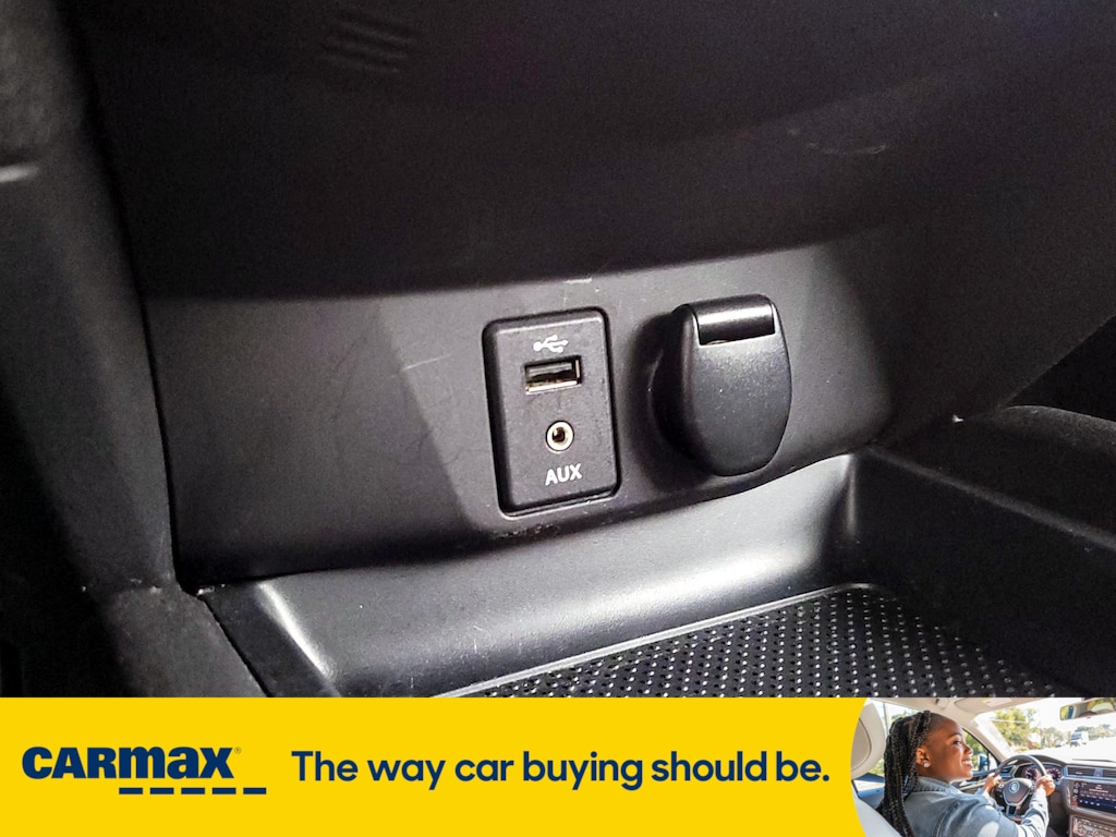 Vehicle image 23 of 28