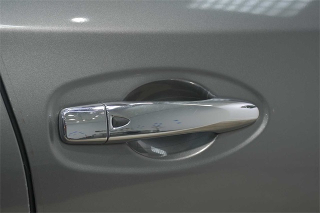 Vehicle image 9 of 11
