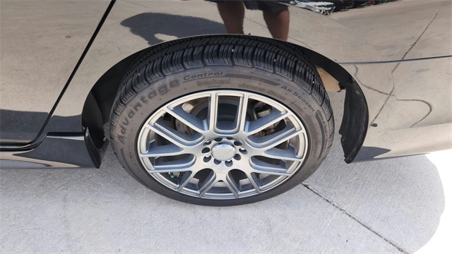 Vehicle image 26 of 32