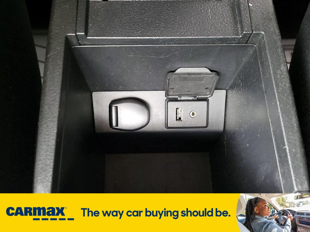 Vehicle image 23 of 32
