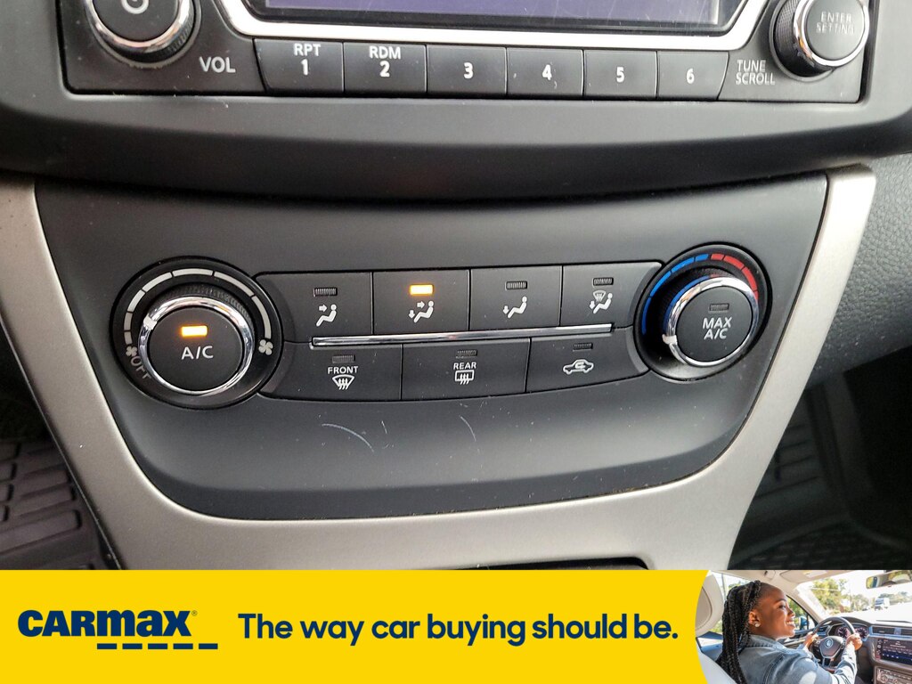 Vehicle image 21 of 32