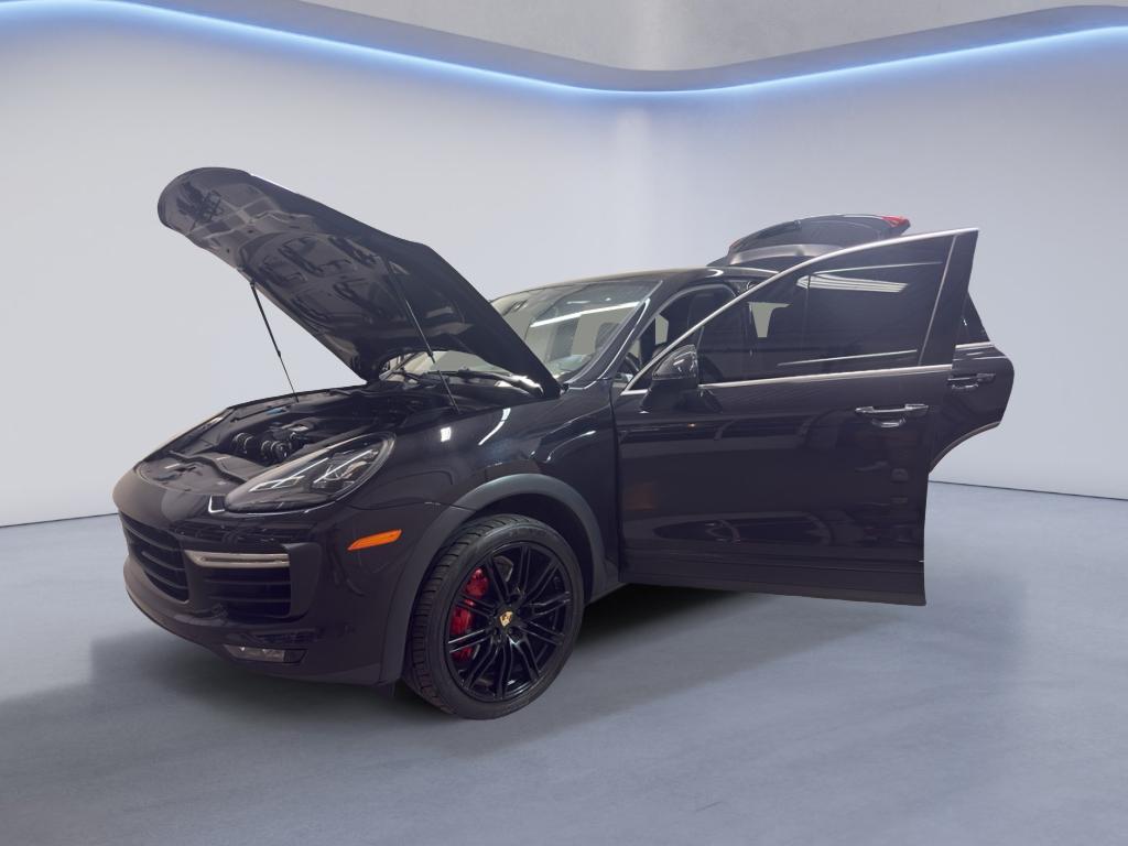 2015 Porsche Cayenne Turbo Image 2 of 39