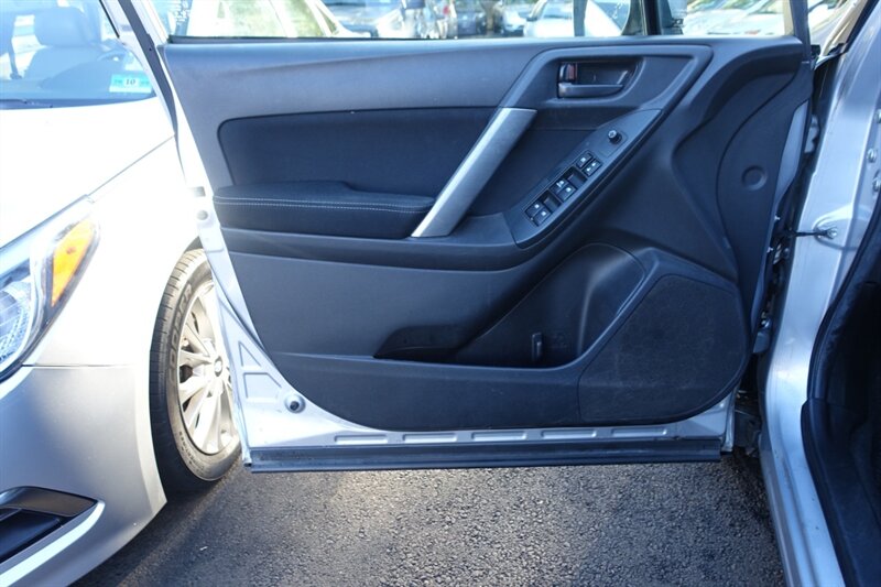 2015 Subaru Forester 2.5i Premium Image 10 of 25