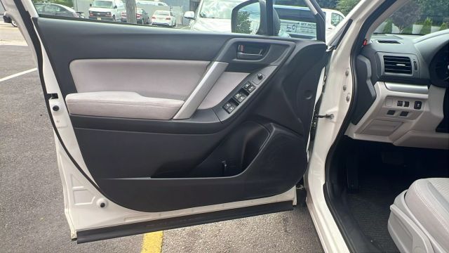 Vehicle image 33 of 34