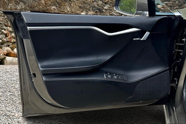 Vehicle image 22 of 33