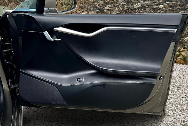 Vehicle image 23 of 33