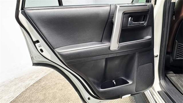 Vehicle image 21 of 39