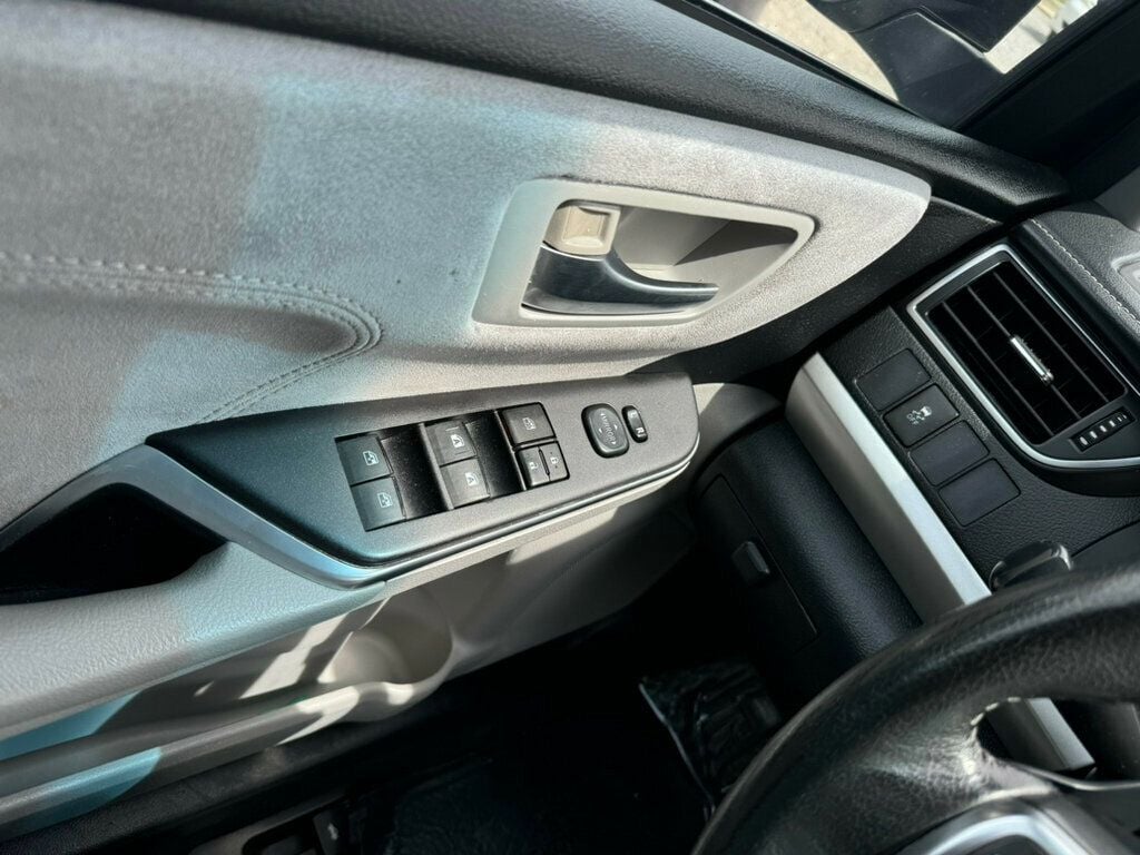 Vehicle image 14 of 17