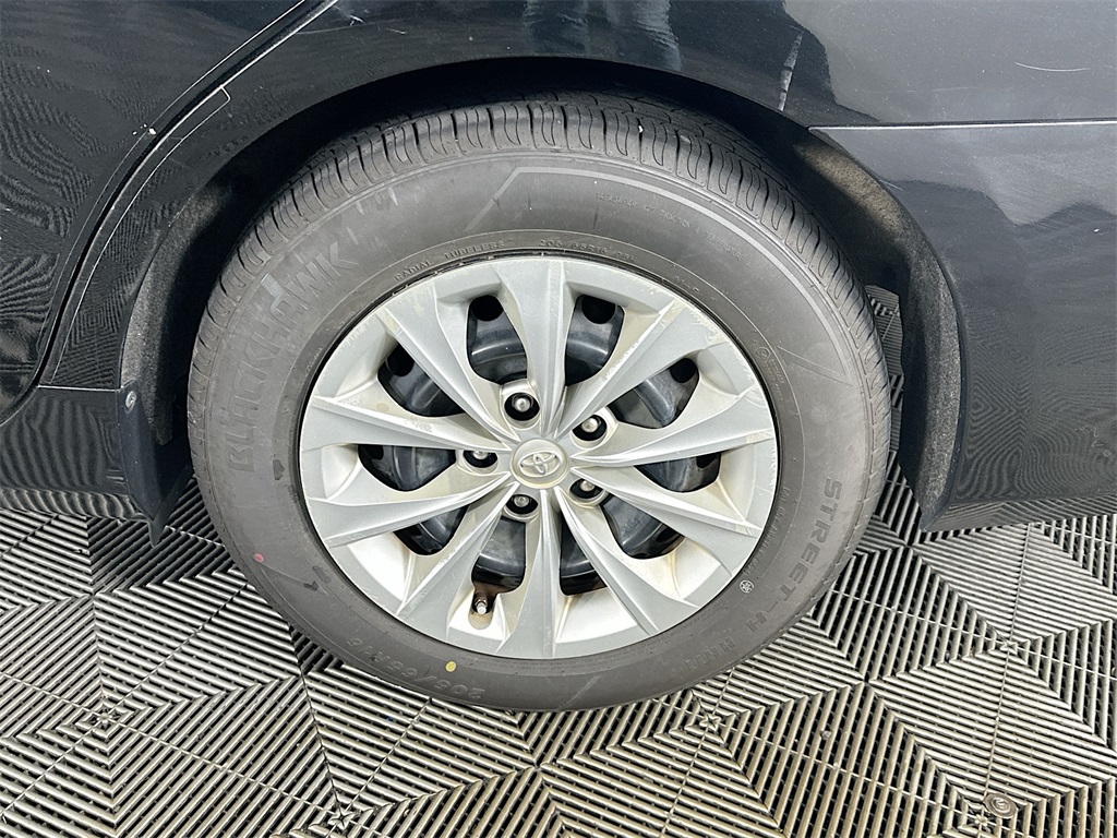 Vehicle image 33 of 36