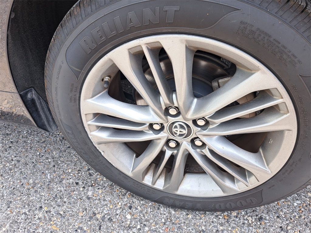 Vehicle image 21 of 23