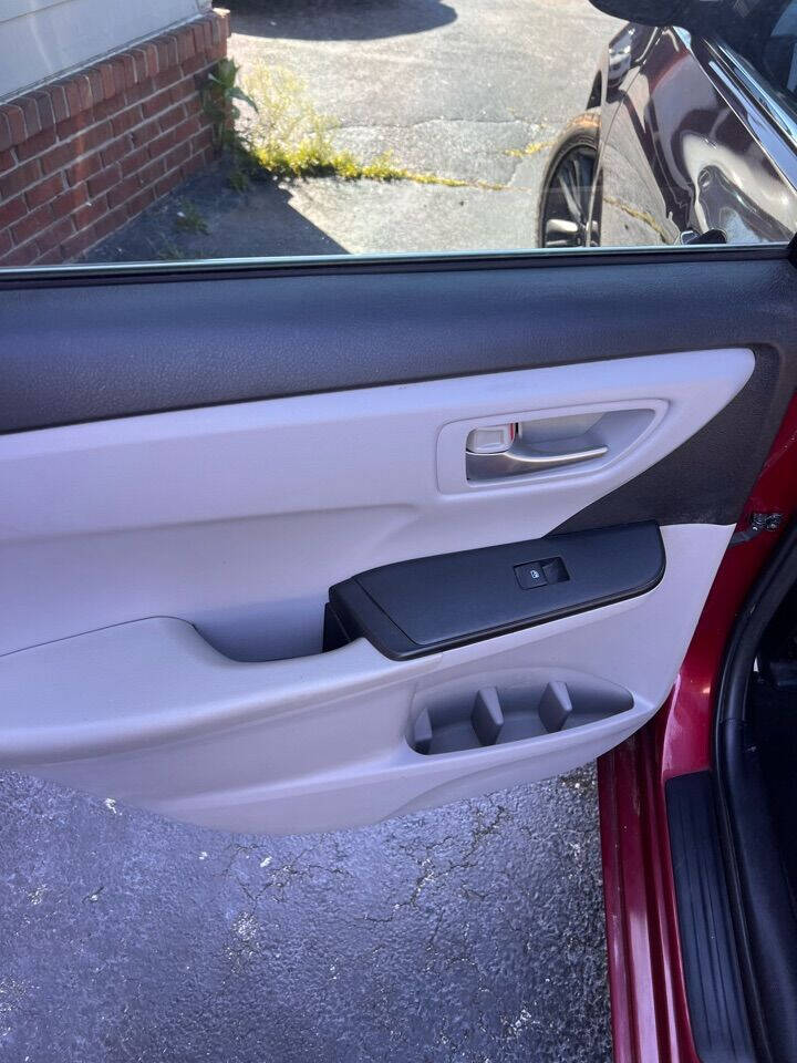 Vehicle image 17 of 25
