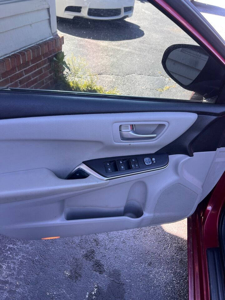 Vehicle image 14 of 25