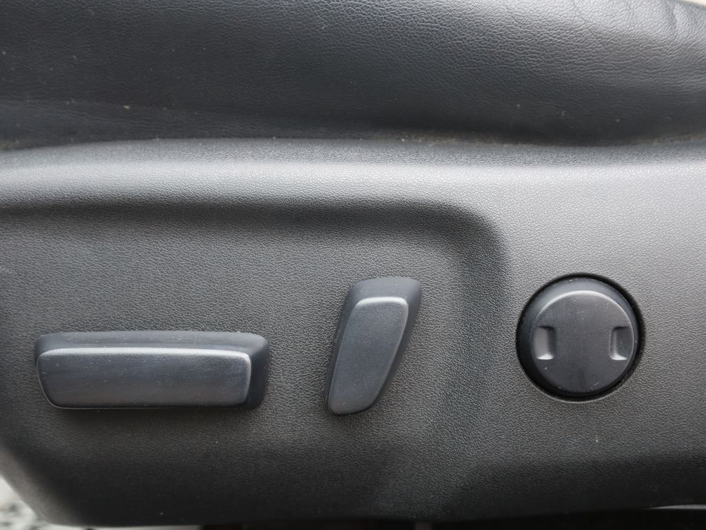 Vehicle image 27 of 35