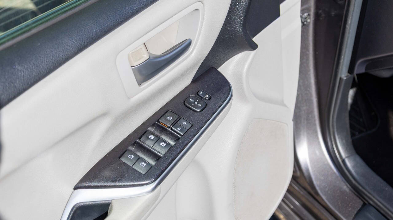 Vehicle image 14 of 26