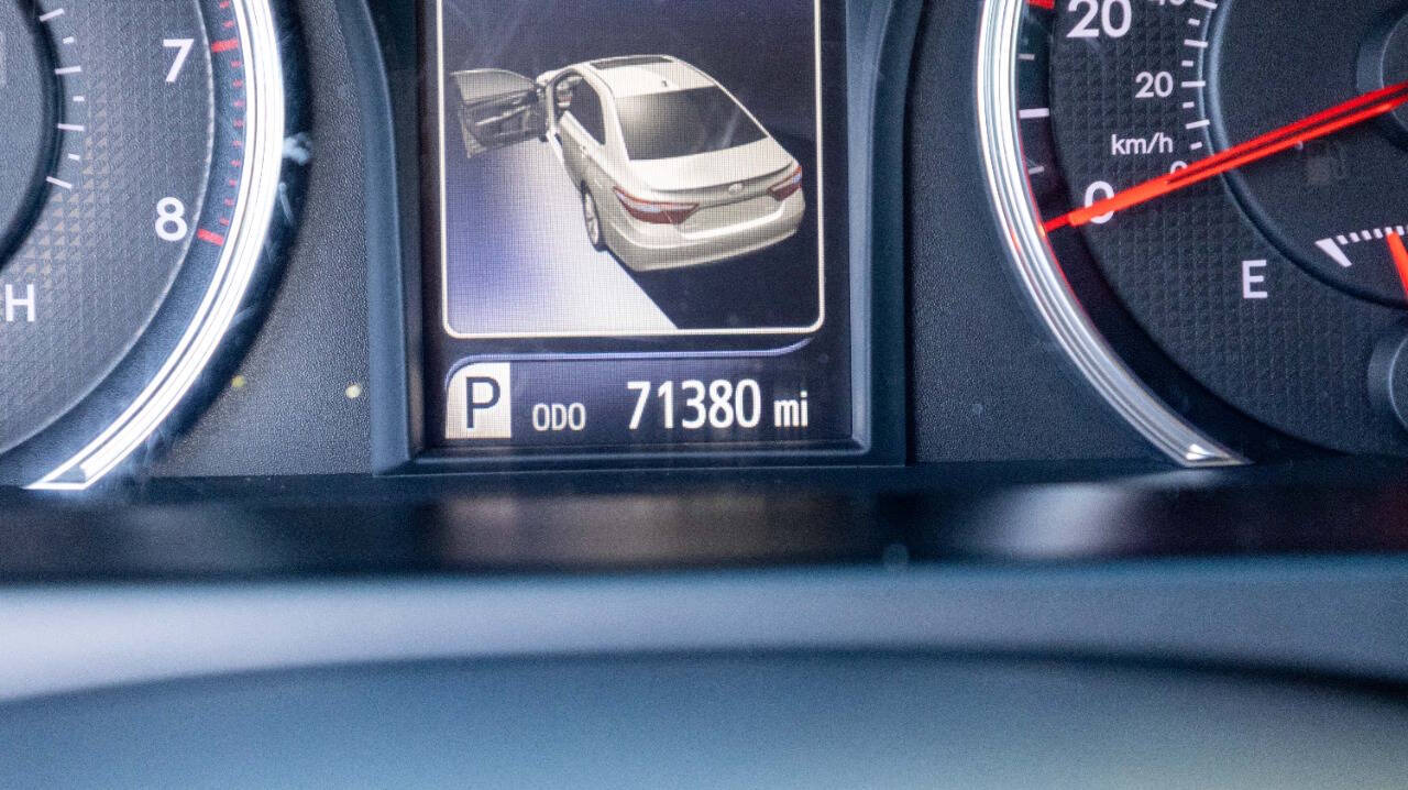 Vehicle image 21 of 26