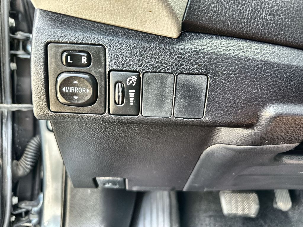Vehicle image 32 of 34