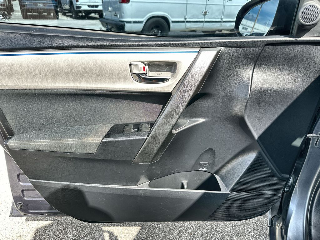 Vehicle image 27 of 34