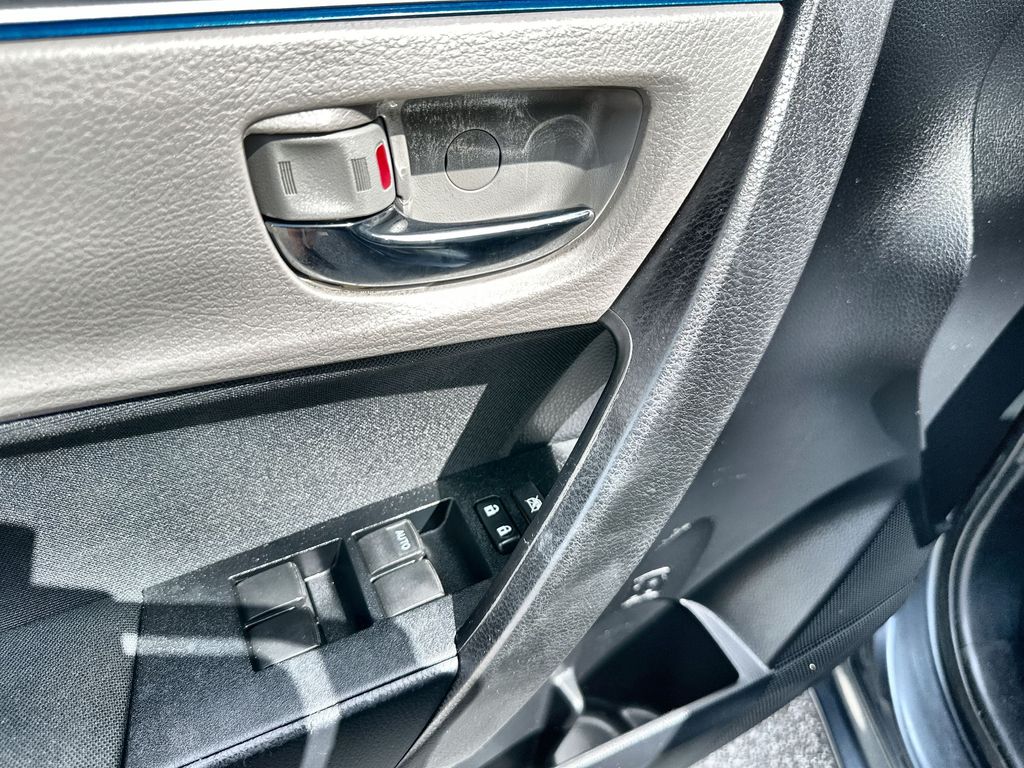 Vehicle image 33 of 34