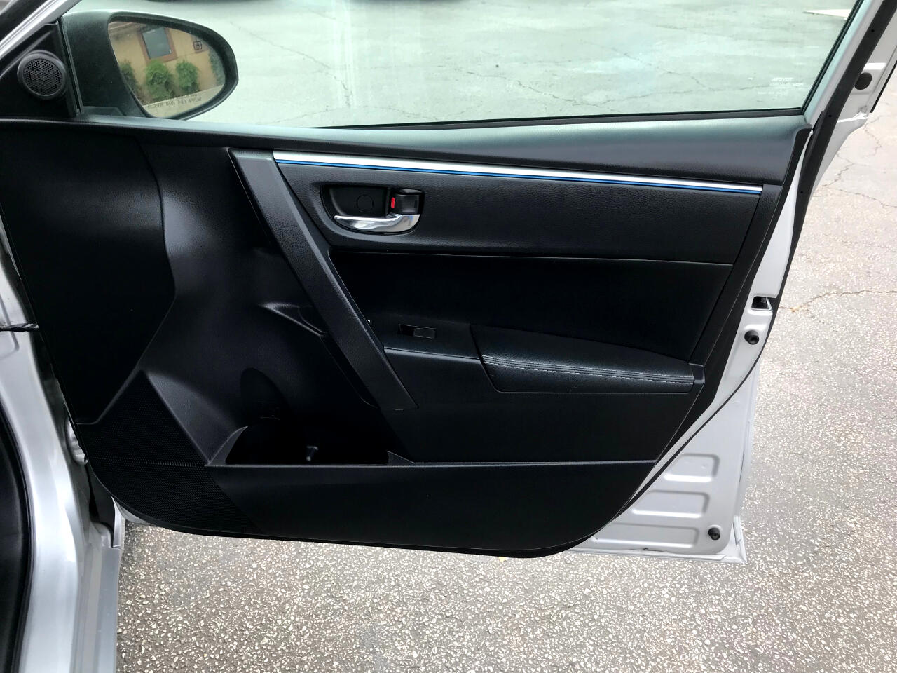 Vehicle image 24 of 42