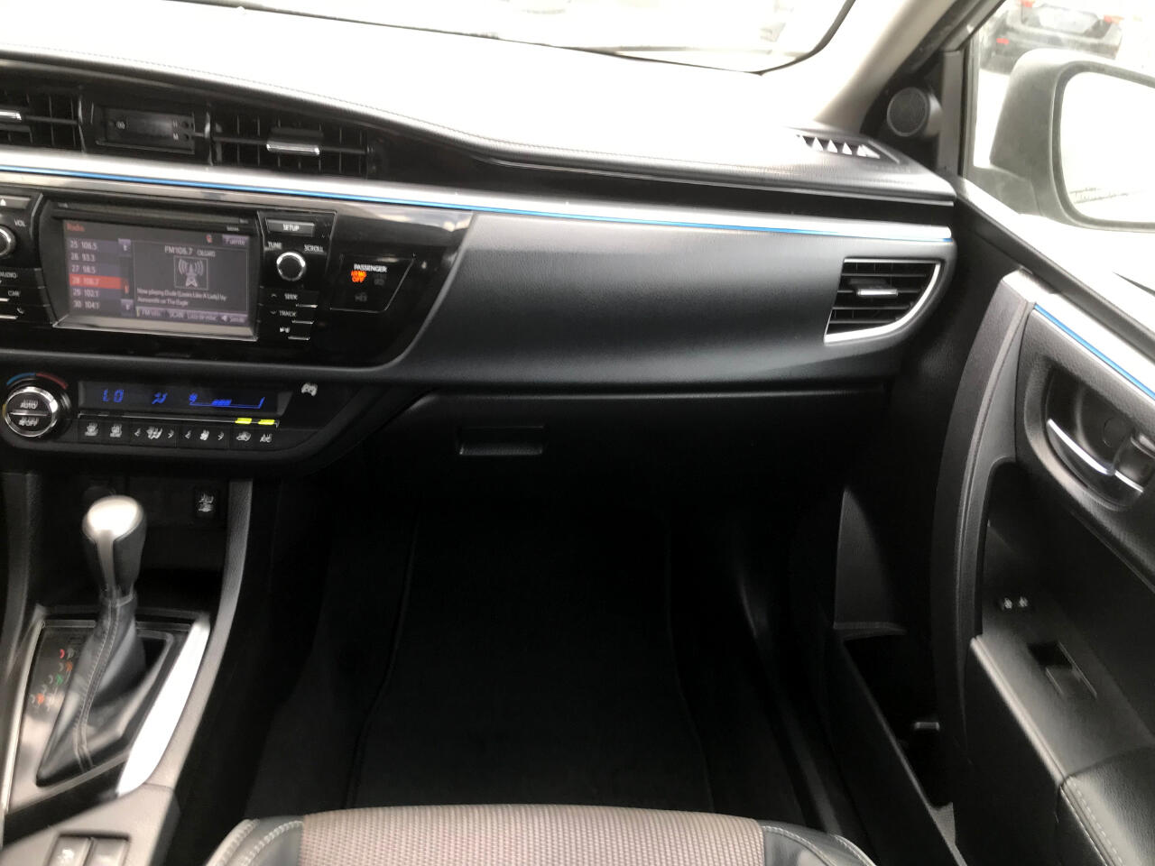 Vehicle image 28 of 42