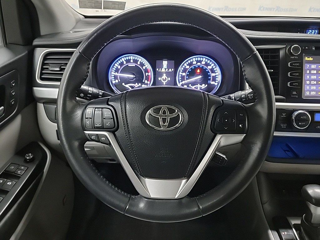Vehicle image 17 of 22
