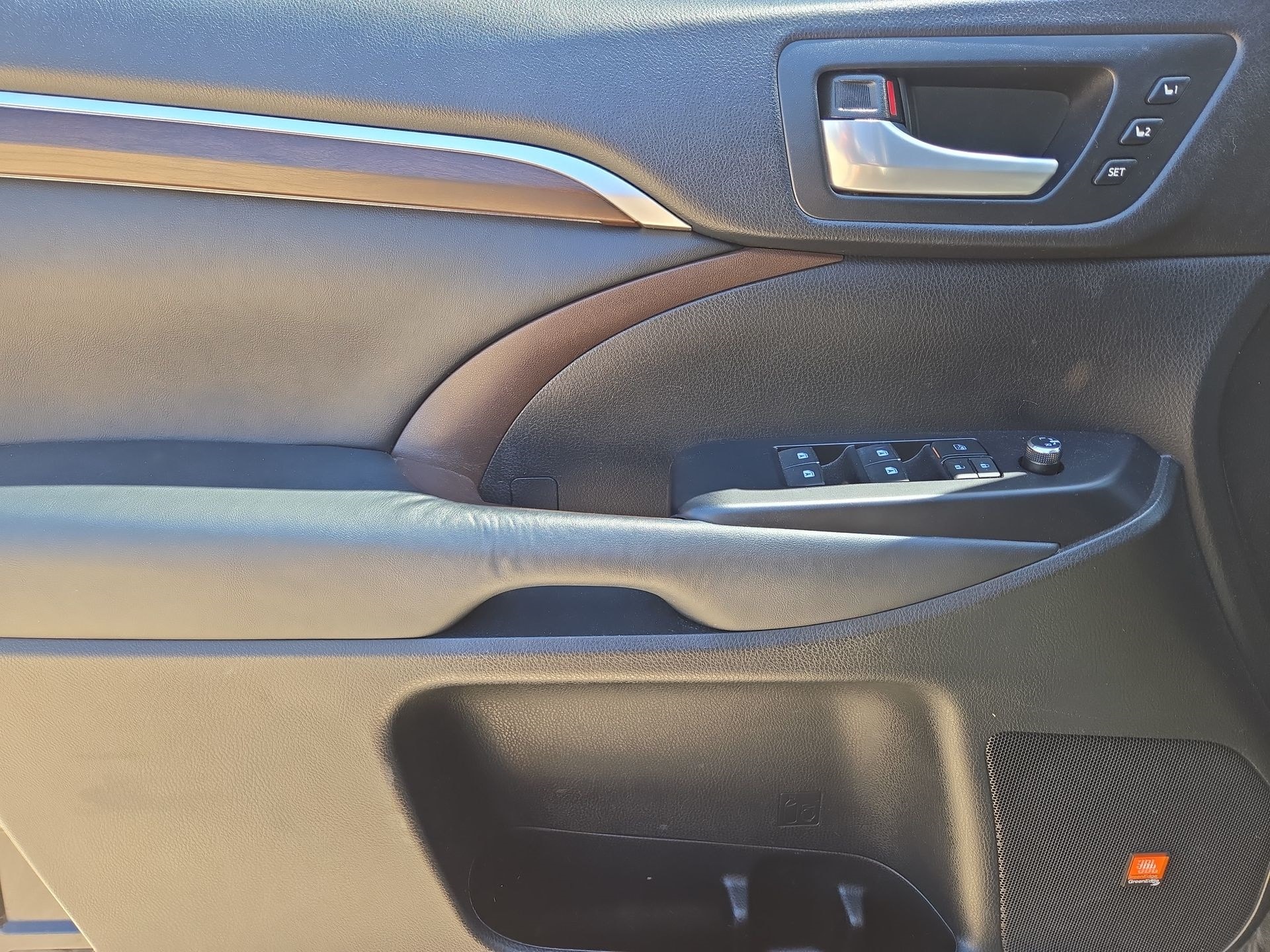 Vehicle image 15 of 22