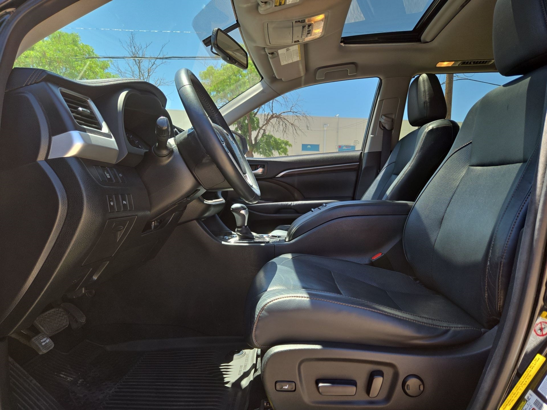 Vehicle image 16 of 22