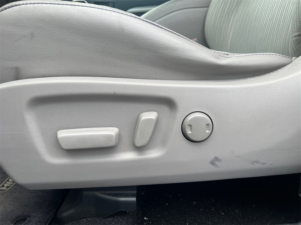 Vehicle image 13 of 32