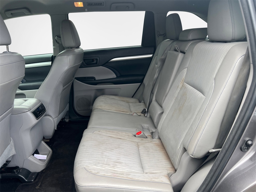 Vehicle image 24 of 32