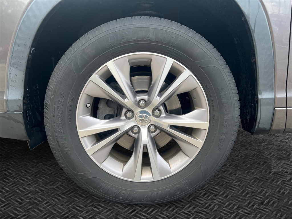 Vehicle image 10 of 32