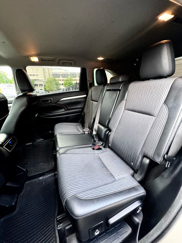 Vehicle image 13 of 16