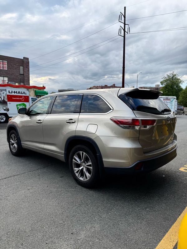 Vehicle image 6 of 16
